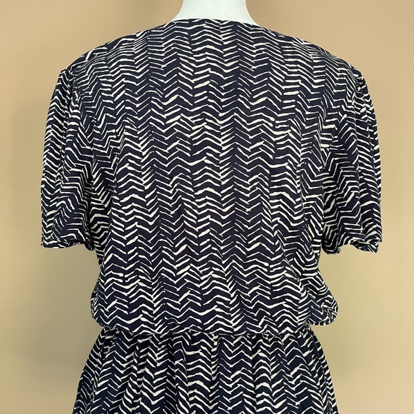 {Lucky Brand} Abstract Chevron Print Peplum Blouse in Navy & Tan - Medium - NWT - Picture 5 of 8